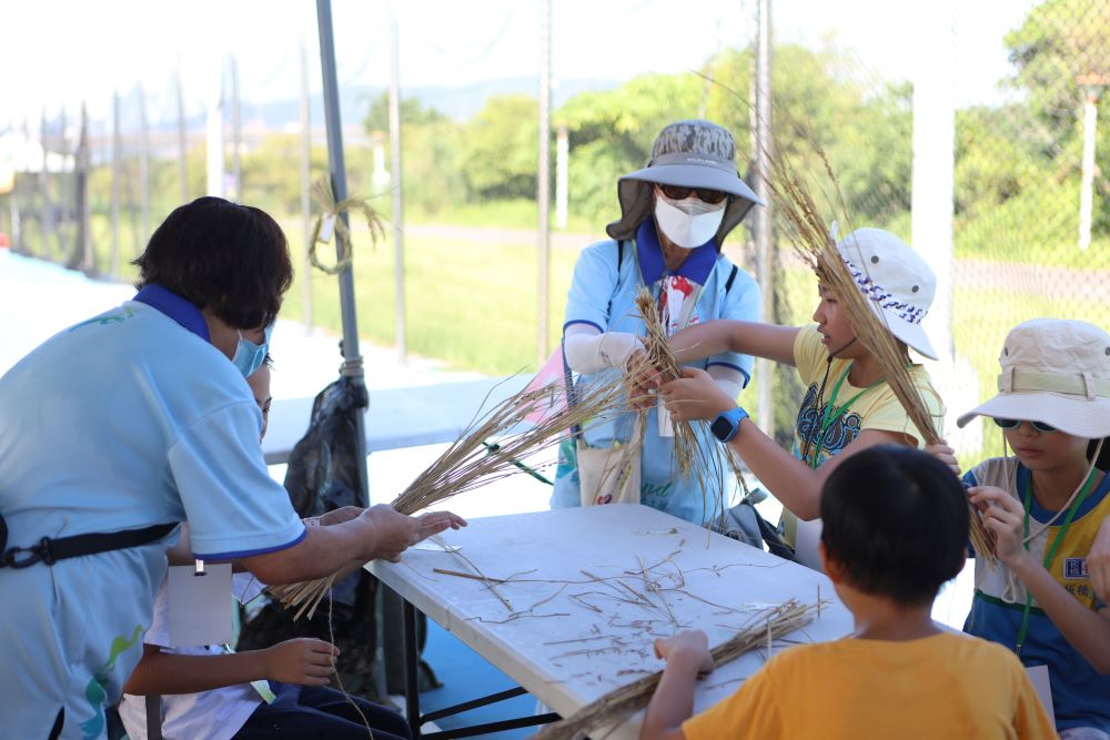 保護環境節能減碳 新北濕地割稻趣7/19報名 3 《圖說》稻草編織DIY。〈高灘處提供〉