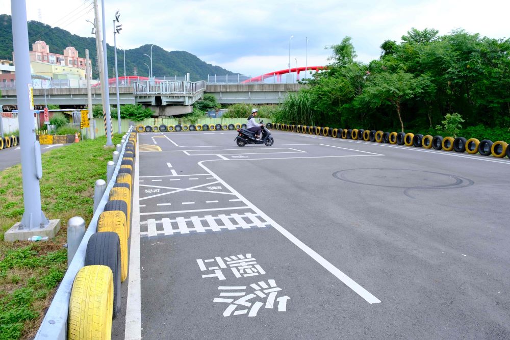 考照不卡關 新北河濱9處免費機車練習場助攻 3 《圖說》機車練習場參考臺北區監理所標準設置相關標誌與標線,方便民眾日夜練習。〈高灘處提供〉
