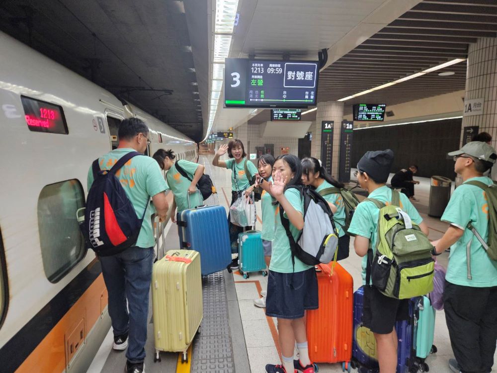《圖說》學童歡欣登上列車。〈高鐵板橋站提供〉
