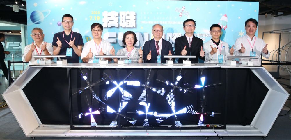 《圖說》「技職FUN星際」職業探索展，現正於國立臺灣科學教育館盛大展出，右四為 龍華科大校長葛自祥、右三新北市教育局長張明文 。〈龍華科大提供〉
