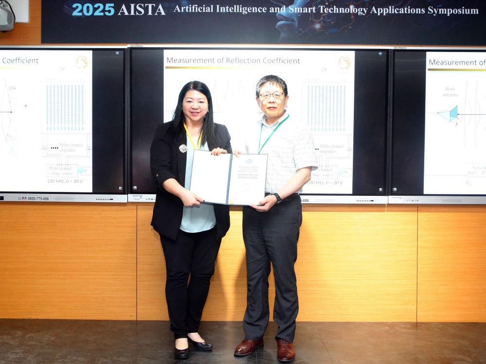 聚焦AI引領智慧應用新紀元 龍華科大AISTA 2025會議提升台灣國際競爭力 2 《圖說》龍華科大柯淑芬副校長(左)致贈感謝狀予日本東北大學陳強教授。〈龍華科大提供〉