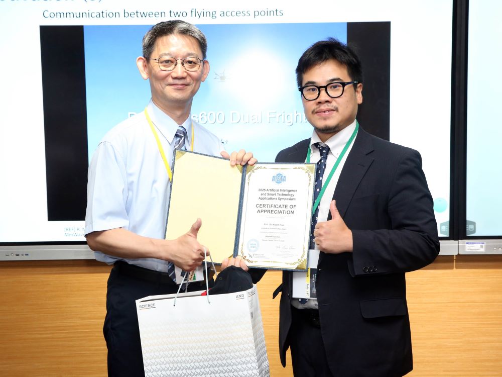 聚焦AI引領智慧應用新紀元 龍華科大AISTA 2025會議提升台灣國際競爭力 3 《圖說》東京科學大學陳嘉慶教授(右)分享無人機在未來通訊與智慧應用中關鍵角色。〈龍華科大提供〉