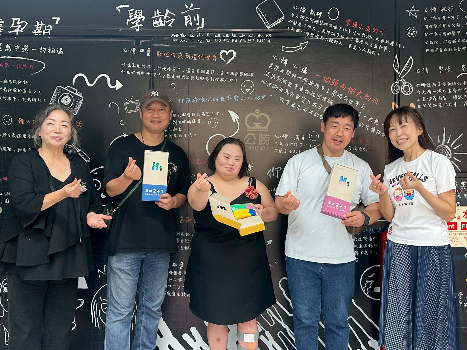 ▲基金會執行長林美智致贈阿唐環保襪予鄭恩惠。