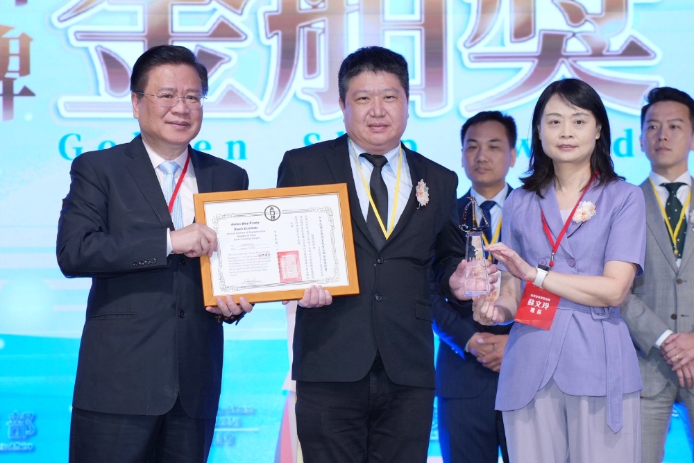 見證台灣品牌力崛起 品牌金舶獎典禮表彰33家企業創新精神 2 ▲大車河有限公司得獎品牌「大車河」,董事長 楊國瑜(中)接受表揚。
