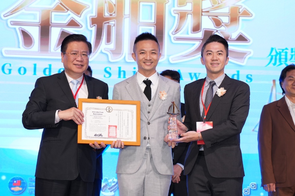 第七屆「品牌金舶獎」璀璨落幕 見證台灣產業創新實力 2 ▲天泉草本生技有限公司得獎品牌「淨淨」,負責人 陳睿笙(中)接受表揚。