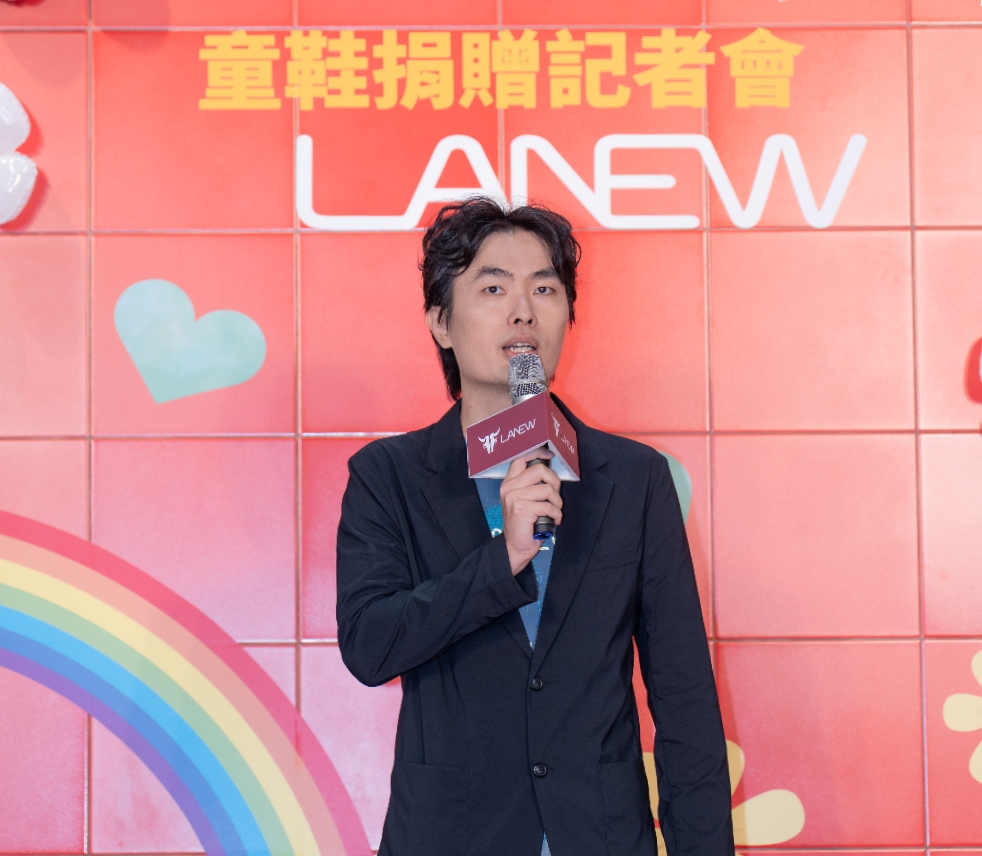 LA NEW啟動「童心鞋力」公益計畫 捐贈近400萬元 為孩子們帶來最實用、最溫暖的支持 3 ▲LA NEW副總經理劉奕廷表示因長期關注兒童社會議題,因而發起童心鞋力公益捐贈行動。(圖/LA NEW提供)