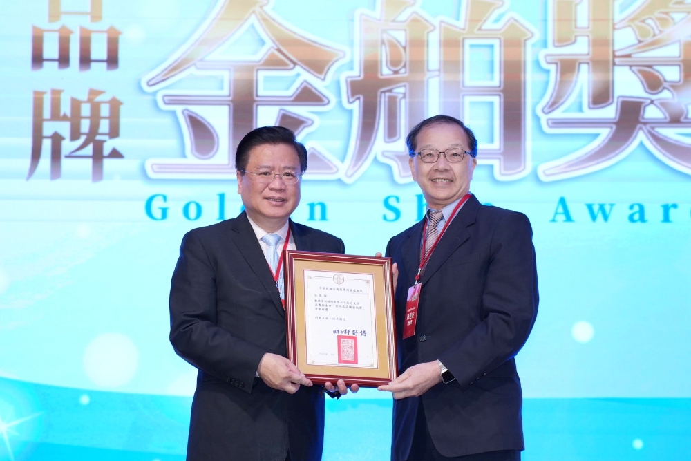 見證台灣品牌力崛起 品牌金舶獎典禮表彰33家企業創新精神 3 ▲第七屆品牌金舶獎贊助企業,叡揚資訊股份有限公司,總經理 陳世安(右)接受表揚。