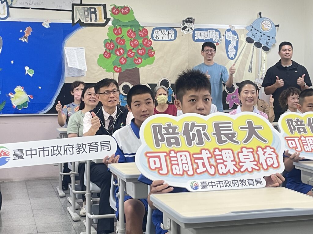 中市校園設備大升級 全面採用可調式課桌椅 2 06 學生與局長開心進行合照