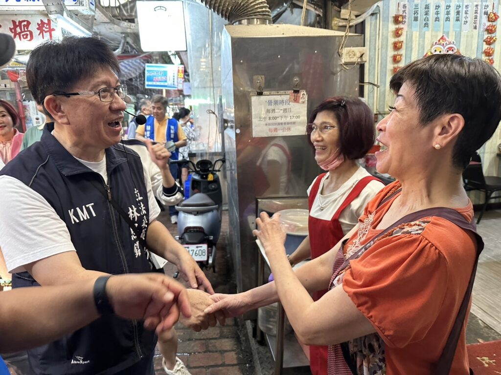 藍營年輕戰將竹東掃街拜票 林思銘:823「不同意罷免」,讓新竹再贏一次! 2 114081211