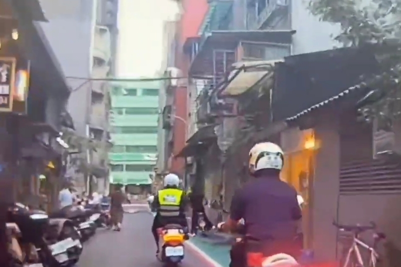 太熱火氣太大 用餐客人互看不順眼互毆 大安警到場逮人送辦 2 MEITU 20250814 085321599