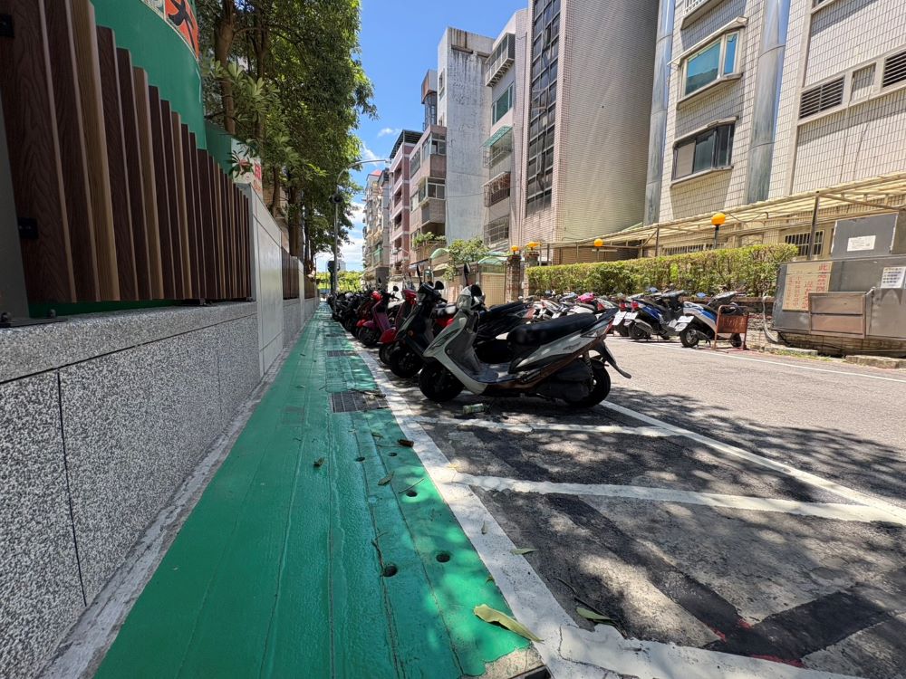 提升學童通行安 蘆洲成功國小旁完成標線型人行道 2 《圖說》標線型人行道及斜向機車格。〈交通局提供〉