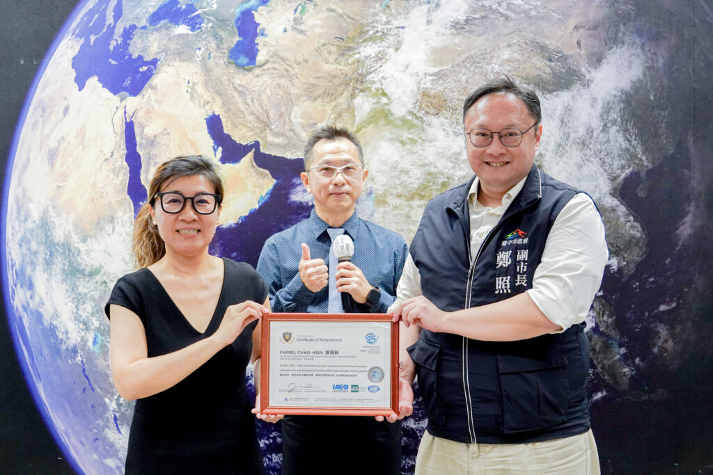 全國唯一 台中市府局處資安長全員通過國際資安認證 2 府資安長鄭照新副市長代表領取證書 0