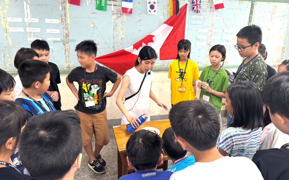 共育國際素養新世代 新北攜手加拿大打造資優SDGs夏令營 2 《圖說》教師示範彩虹糖色素溶解於水中之變化。〈教育局提供〉