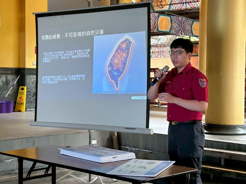 《圖說》消防員說明地震防災知識與應變能力，協助宗教團體建立正確防震觀念。〈民政局提供〉