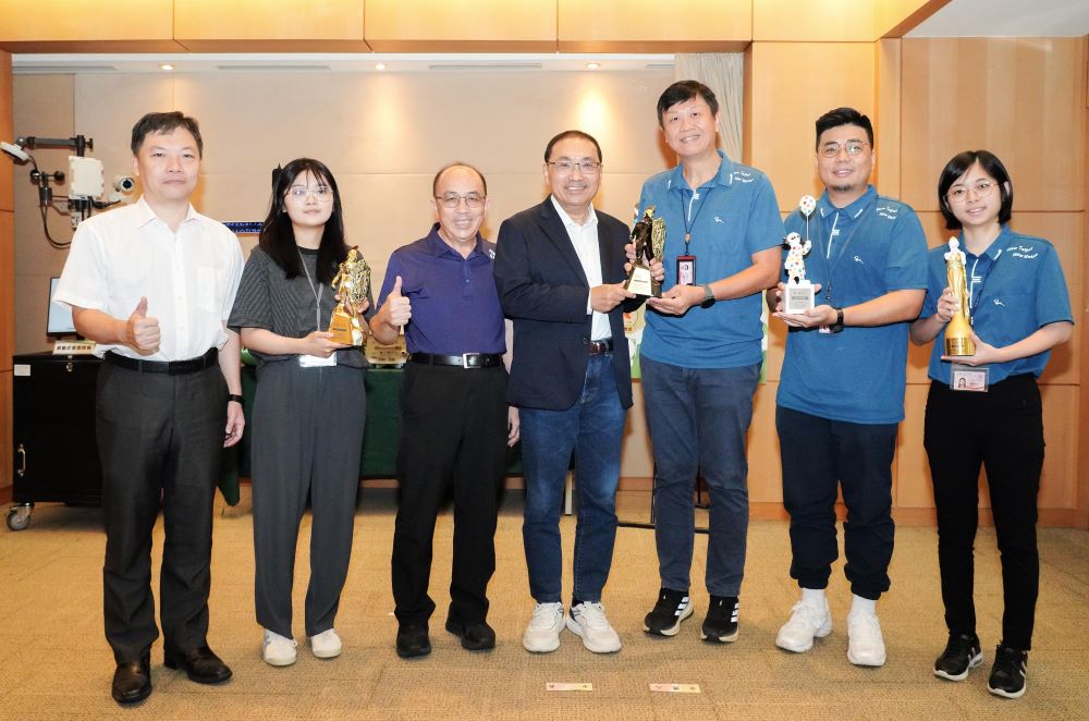 《圖說》「中港大排光雕展」獲「羅馬設計獎」、「倫敦設計獎」及「美國繆思設計獎」三項國際，左三水利局長宋德仁、左一高灘處長黃裕斌。〈水利局提供〉