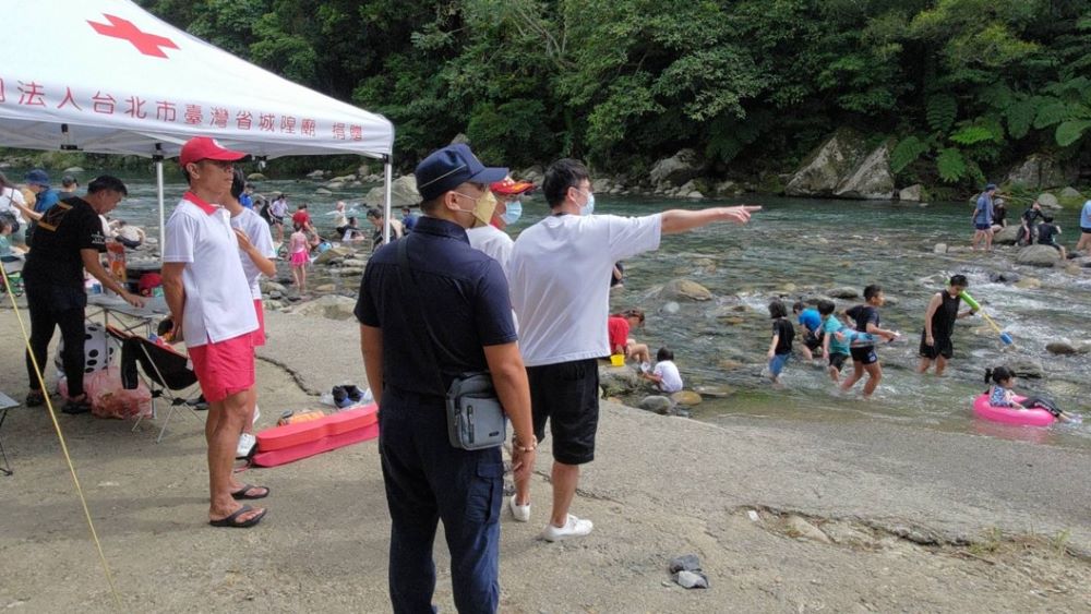 午後對流旺盛 新北山區慎防短時強降雨及雷擊 2 《圖說》新北市今日午後易出現雷陣雨,山區水域安全巡邏勤務。〈消防局提供〉