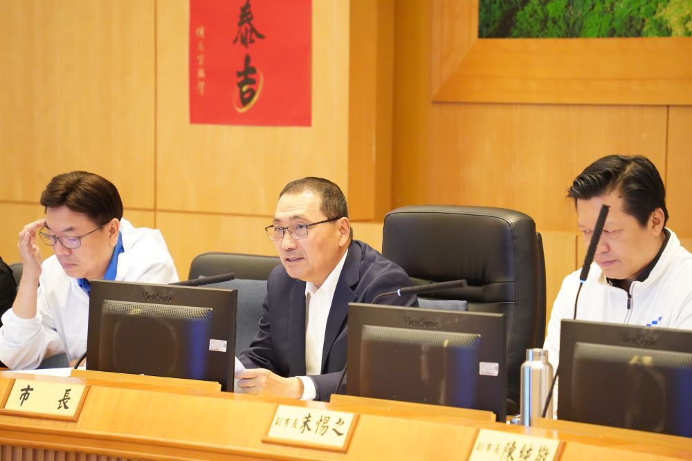環境永續淨零 新北環保局智能管理守護市民 2 《圖說》市長侯友宜表示,環境改善需要持續不懈的努力,讓市民從被動接受服務轉變為主動參與,結合創新效率與民意,共同推動環境永續發展。〈環保局提〉