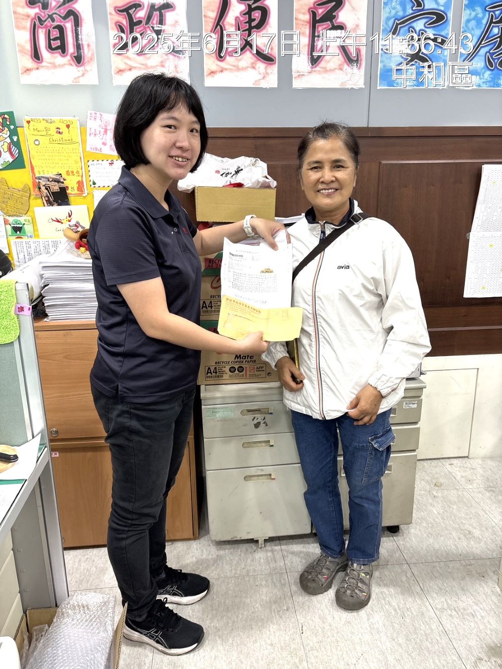 廉潔操守典範 新北表揚拾金不昧清潔隊員 4 《圖說》環保局對於中和區清潔隊員李碧真拾獲之金項鍊執勤過程中拾金不昧的優良事蹟予以肯定。〈環保局提供〉