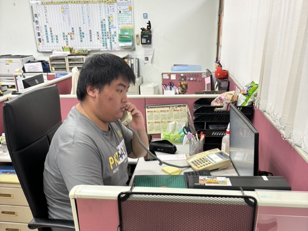培育新血專業傳承 新北招募「社工助理」添戰力 2 《圖說》社工助理接聽民眾來電,並從中學習應對與傾聽民眾需求的技巧。〈社會局提供〉