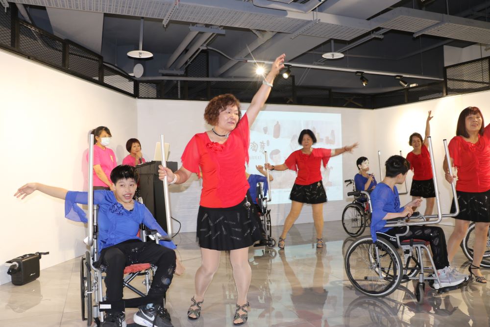 突破肢體限制 八里愛心教養院生〈陶藝.淘意〉作品獨一無二 3 《圖說》一竹慈善會志工陪伴輪標舞社團院生,以靈動的輪標舞為陶藝展揭開序幕。〈社會局提供〉