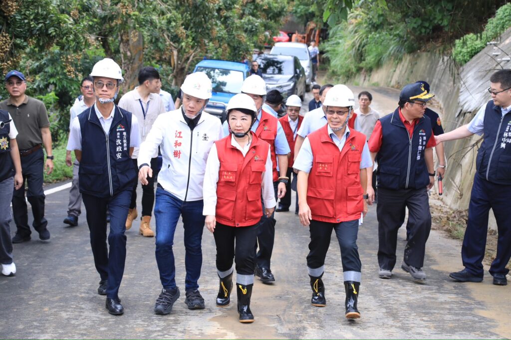 連日豪雨致台中霧峰暗坑巷災損 盧市長親赴關心搶修進度 全力保障市民安全