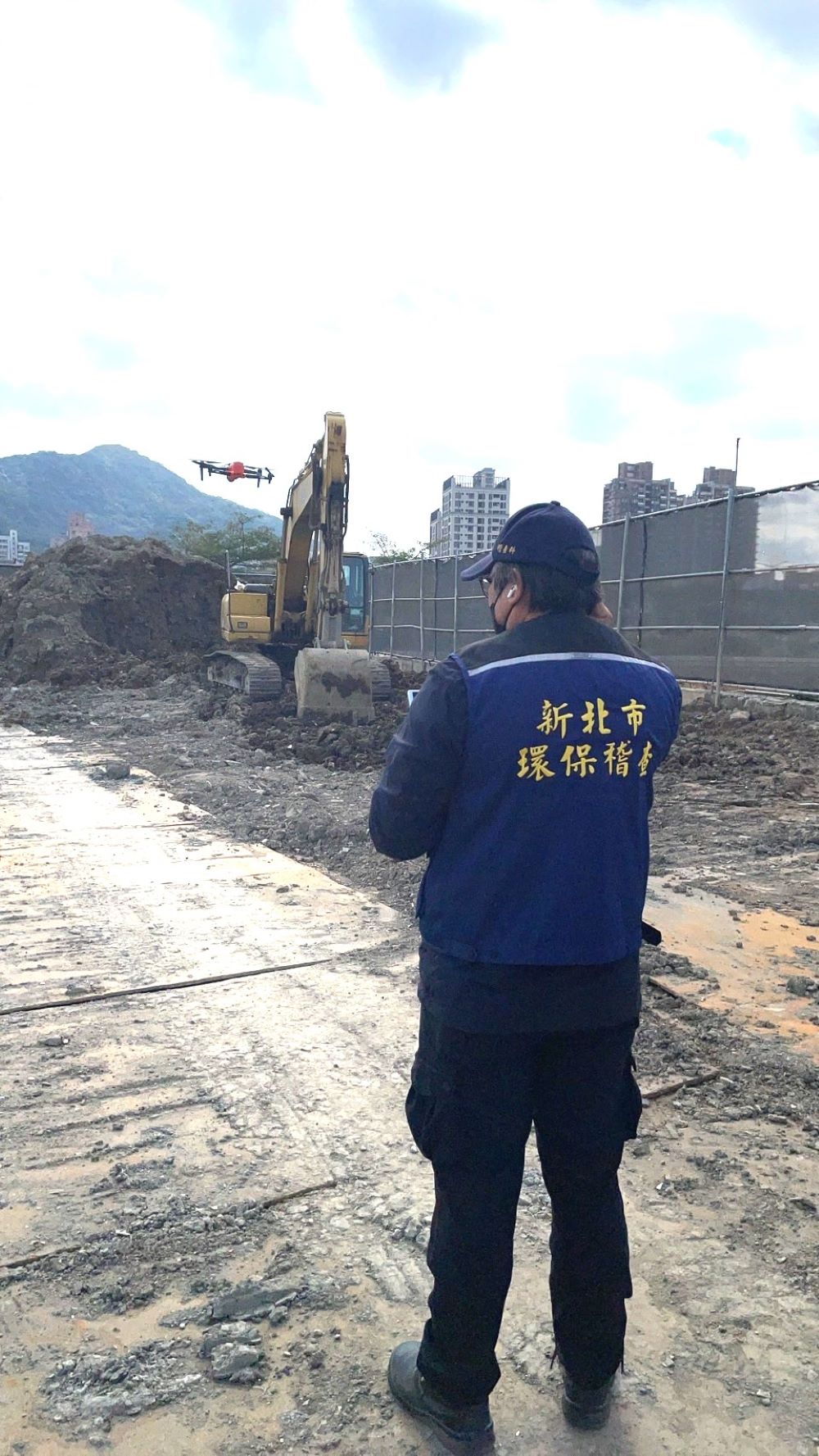 《圖說》運用科學儀器執行空拍作業。〈環保局提供〉