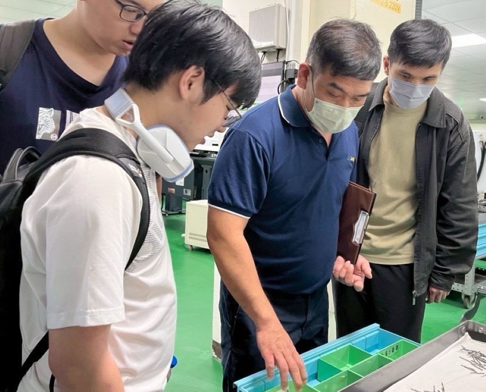 職前了解企業運作 勞動部攜手龍華科大引導實務參訪 1 《圖說》企業職場參訪活動,帶領學生深入智慧機械產業,實地認識工作流程。〈龍華科大提供〉